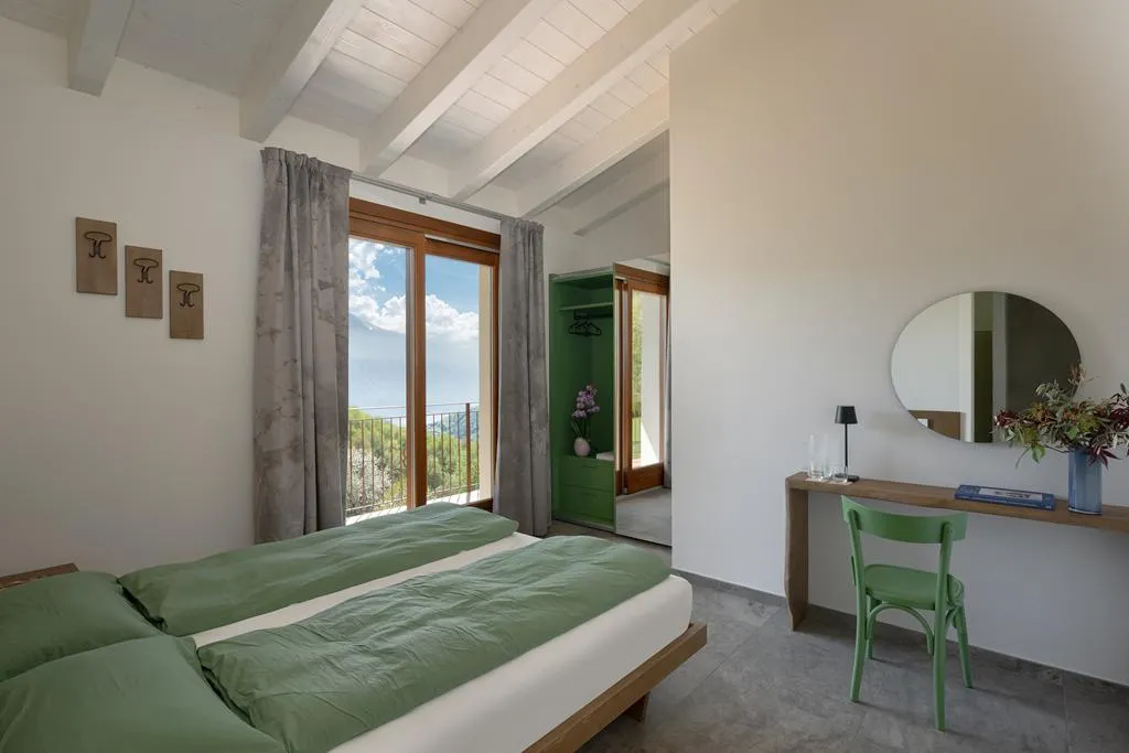 Scopri la nuova Starlight Garda Suite ?<br /><br />Affacciata sul meraviglioso Lago di Garda, la nostra nuova suite è pensata per regalarti spazio, comfort e una vista indimenticabile.<br /><br />? 70 mq di relax con: ?? 2 camere da letto<br /> ? 2 bagni<br /> ?? Cucina attrezzata con soggiorno<br /> ? Ampio balcone arredato con splendida vista lago<br />?? Aria condizionata<br /><br />Ma c'è di più!<br /><br />La Starlight Garda Suite può essere prenotata anche in due unità indipendenti:<br /><br />? Garda Breeze<br /> Perfetta per una fuga romantica o un soggiorno in totale tranquillità.<br /><br />? Prestige Junior Suite<br /> Accogliente ed elegante, ideale per vivere il Lago di Garda con tutti i comfort.<br /><br />In questo modo puoi scegliere la soluzione più adatta alle tue esigenze, prenotando l'intera suite oppure una delle due unità separate.<br /><br />? Tremosine sul Garda<br /> ? Contattaci per informazioni e disponibilità.<br /><br />#StarlightGardaSuite #GardaBreeze #PrestigeJuniorSuite #LagoDiGarda #TremosineSulGarda #VistaLago #LakeGarda #VacanzeSulGarda #HolidayApartment #VisitGarda