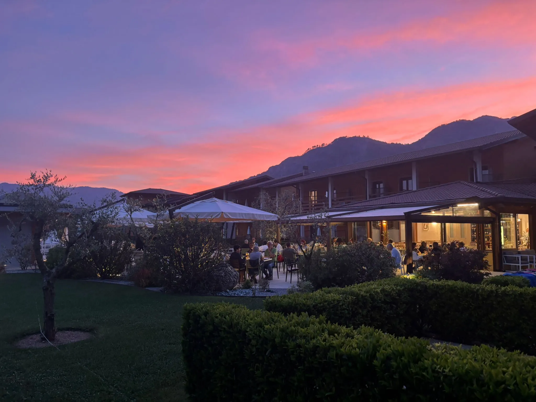 ? Rosso di sera, emozioni vere.<br /><br />Quando il cielo si veste dei colori più belli, la nostra terrazza diventa il luogo perfetto dove rallentare, gustare la buona cucina e lasciarsi incantare dalla magia del nostro giardino.<br /><br />Vi aspettiamo per una serata da ricordare. ?<br /><br />#LaPertica #SunsetLovers  #RestaurantWithView #RossoDiSera #DinnerWithAView #tremosinesulgarda #ristorantelapertica