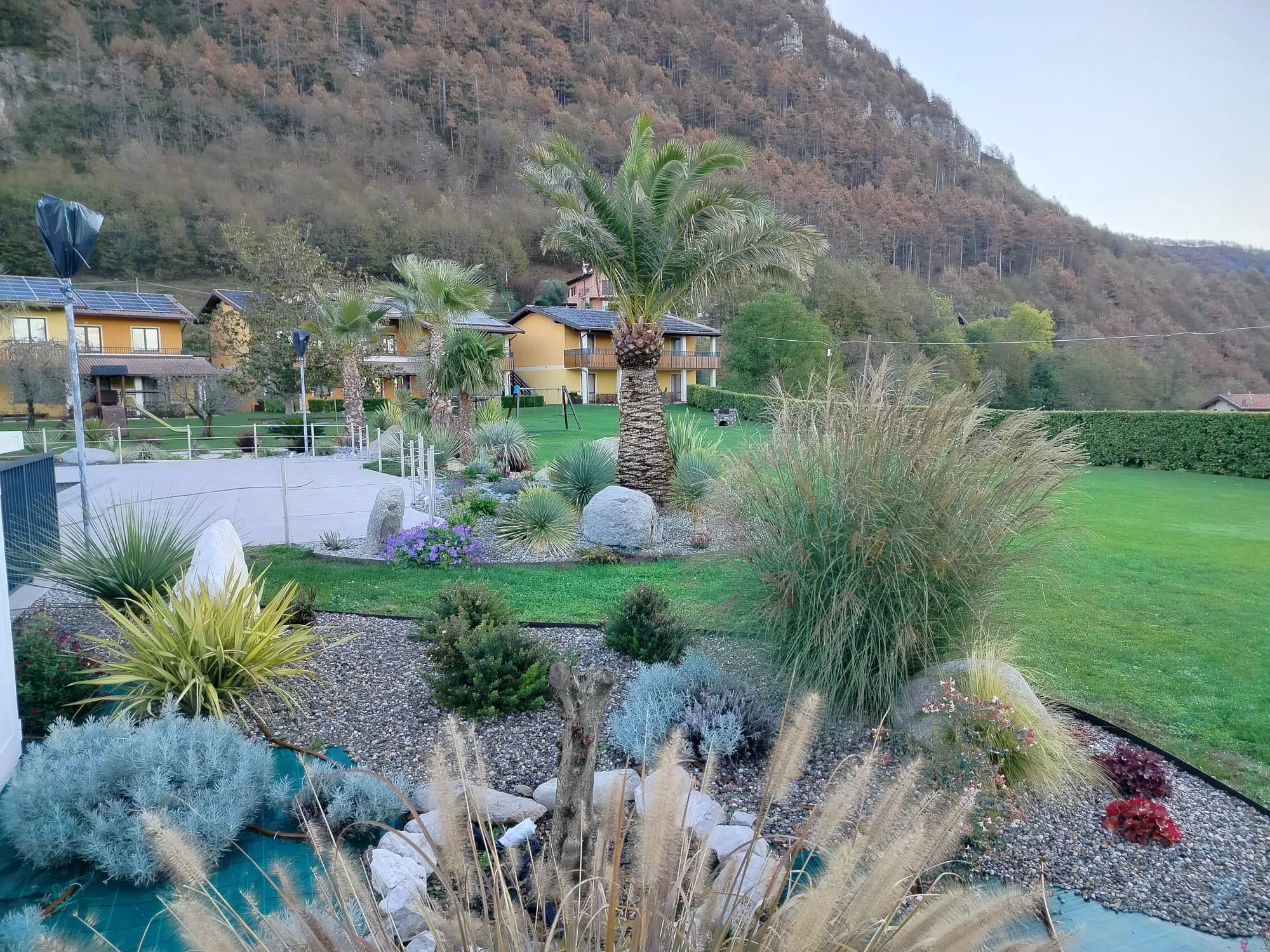 ? Ottobre ha colorato il nostro giardino con le sue sfumature più belle.<br /><br />Anche se in questo periodo la struttura è chiusa e gli appartamenti riposano in attesa della nuova stagione, la natura continua il suo spettacolo al #ResidenceLaPertica.<br /><br />Ci piace condividere con voi questi scorci di tranquillità, perché ogni stagione qui ha qualcosa di speciale da raccontare.<br /><br />? Ci rivediamo presto.<br /><br /> #LaPertica #RelaxInNatura #AutumnVibes #AutumnGarden #LakeGarda #VisitLakeGarda #CountrysideLiving